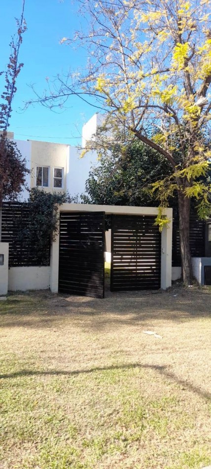 Hermosa CASA/DUPLEX en VENTA Bo Villa Rivera Indarte. 