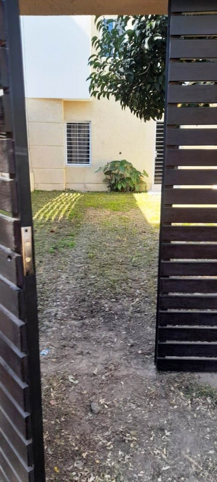 Hermosa CASA/DUPLEX en VENTA Bo Villa Rivera Indarte. 