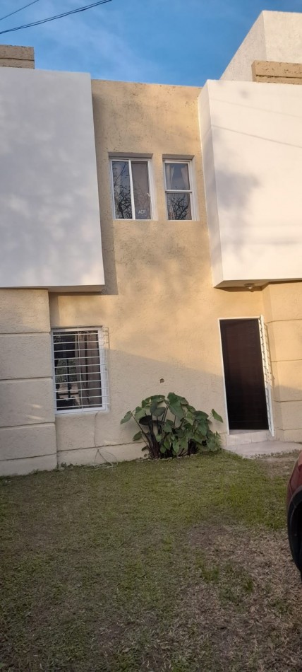 Hermosa CASA/DUPLEX en VENTA Bo Villa Rivera Indarte. 