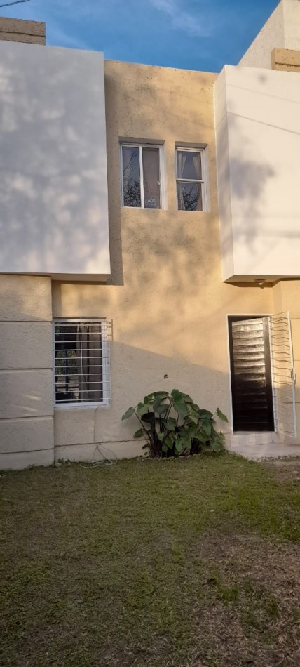 Hermosa CASA/DUPLEX en VENTA Bo Villa Rivera Indarte. 
