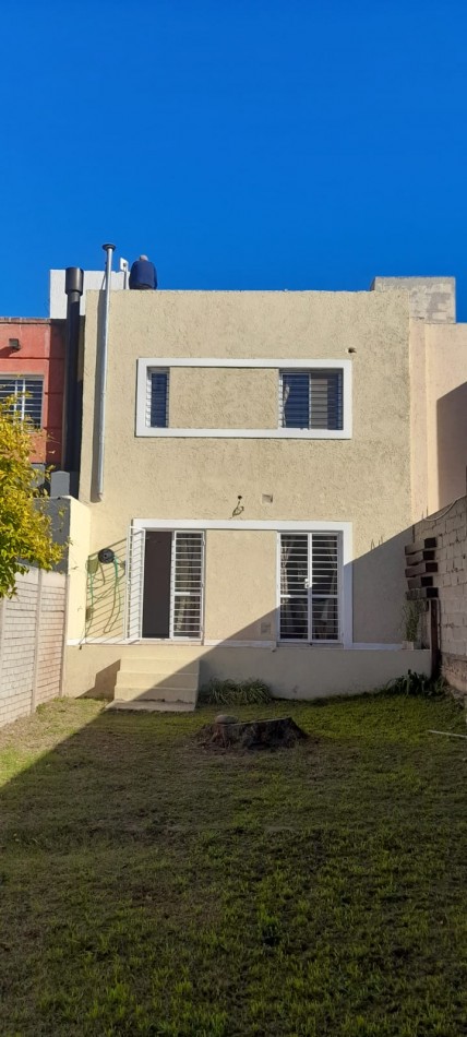 Hermosa CASA/DUPLEX en VENTA Bo Villa Rivera Indarte. 