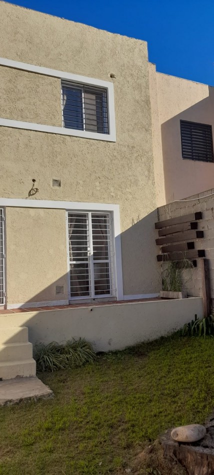 Hermosa CASA/DUPLEX en VENTA Bo Villa Rivera Indarte. 